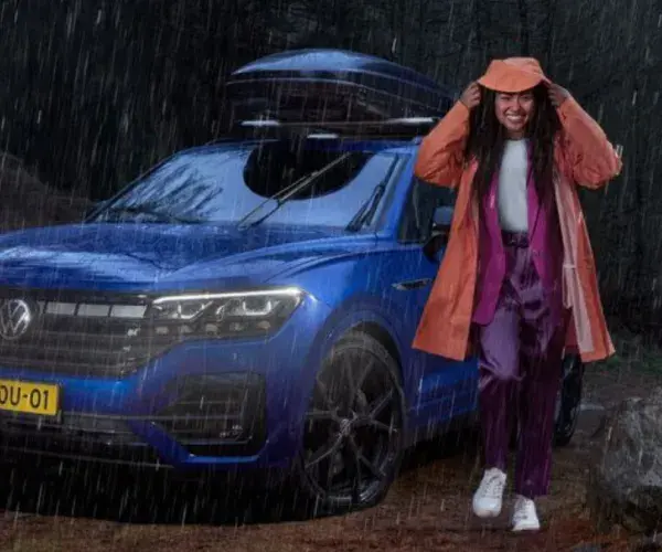 Vrouw in de regen bij Volkswagen Tiguan