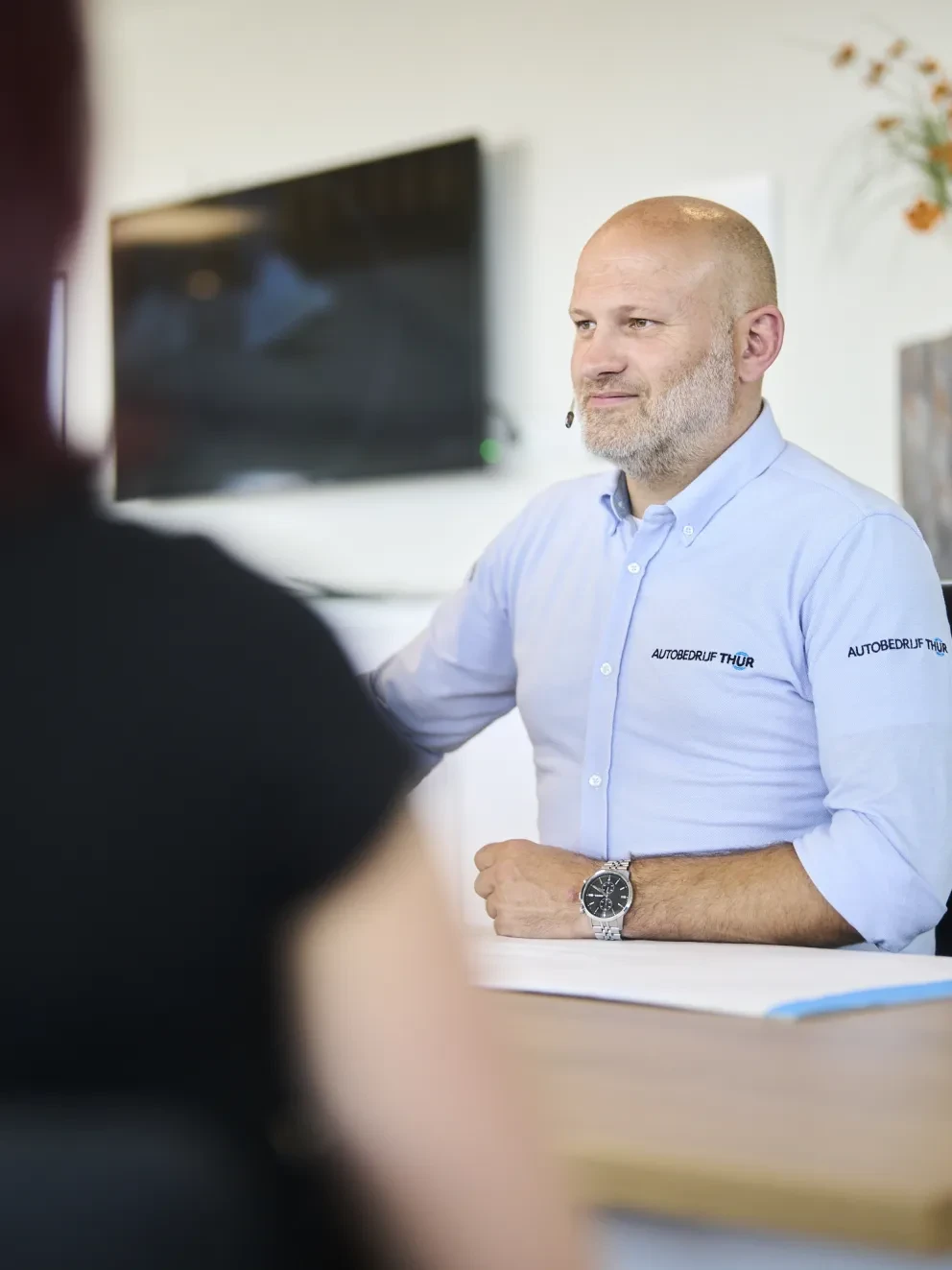 Service adviseur in gesprek met klant