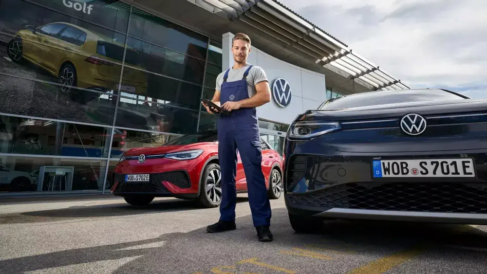 Monteur voor de werkplaats met twee ID.4's