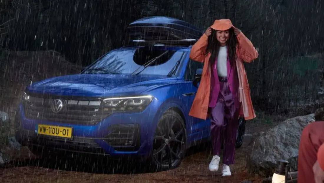 Vrouw in de regen bij Volkswagen Tiguan