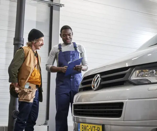 Monteur met klant bij Volkswagen Transporter